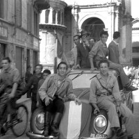 Partigiani in via Vittorio Emanuele (attuale via della Repubblica) 09-05-1945
