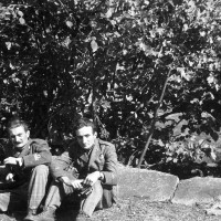 Fig. 7 Autunno 1944, Inverso di Pinasca. Adolfo (sinistra) ed Ettore Serafino (destra) [Archivio famiglia Serafino]