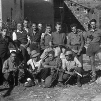 Fig. 3 Autunno 1944, Borgata Fontane (val Germanasca). Il partigiano a destra è Eugenio Juvenal [Archivio famiglia Serafino]