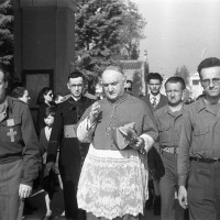 L'arcivescovo Evasio Colli insieme ai preti partigiani