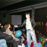 1989 – Roberto “Freak” Antoni interviene durante l'iniziativa “Le linguacce del sesso”. [art direction Elisabetta Ognibene, copy Francesco Ricci, Avenida]