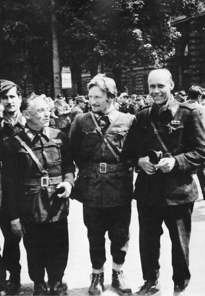Comandanti partigiani dell’Ossola, Milano piazza Castello 6.05.1945. Da sinistra Aldo Aniasi “Iso”, Mario Muneghina, Armando Claza.