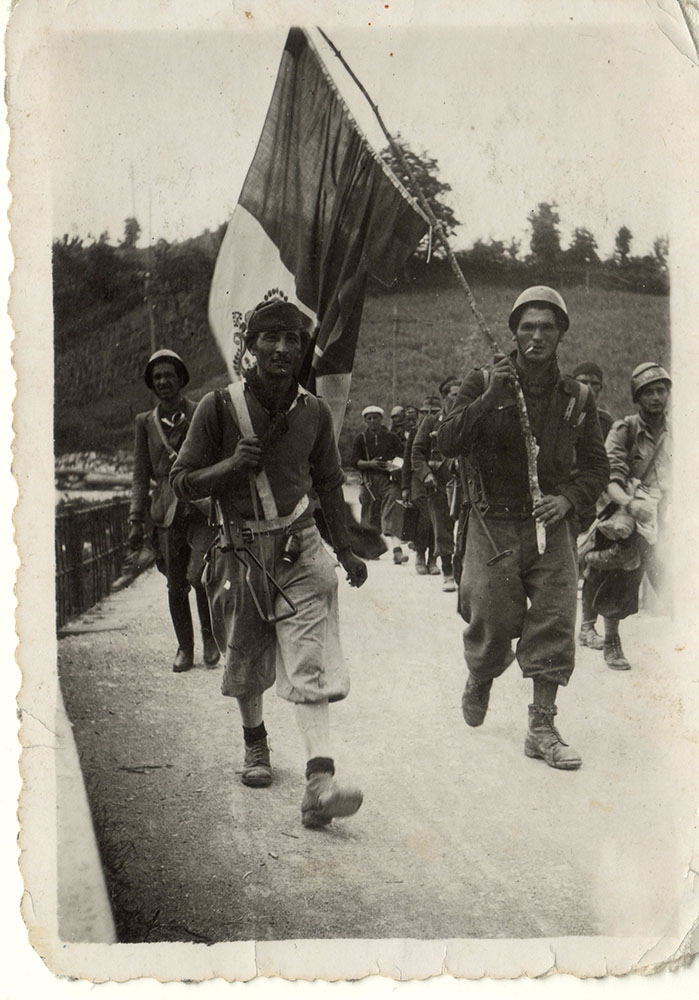 25 Maggio 1944. I partigiani tornano a Morfasso, liberata il giorno precedente, dopo un’azione contro la caserma della GNR di Rustigazzo (Archivio Museo della Resistenza Piacentina).