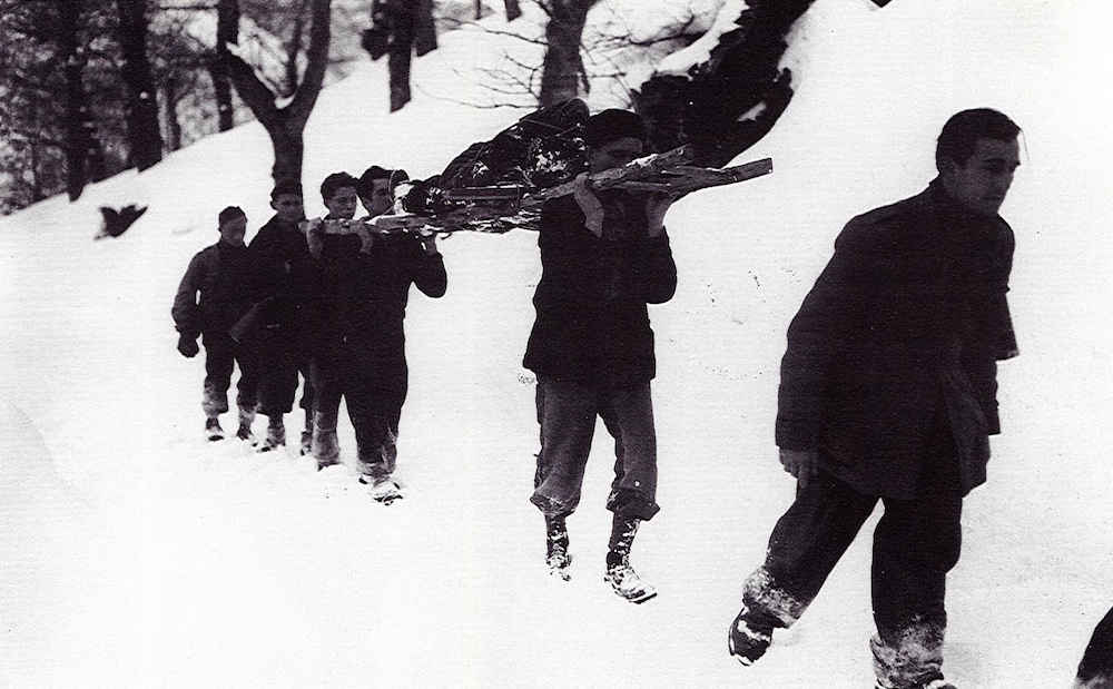 Partigiani trasportano il corpo di un civile morto per assideramento sull'Appennino, 27/01/1945 (National Archives Washington)
