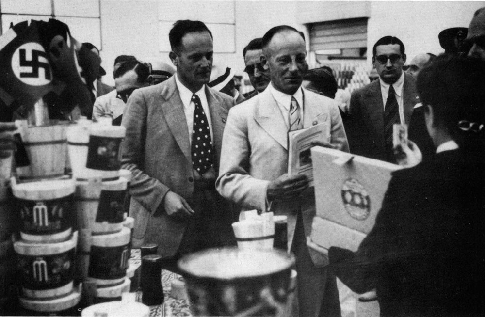 Il sottosegretario di Stato all'agricoltura del Reich, Herbert Backe, in visita alla Cooperativa Frutticoltori di Massa Lombarda, 1939 [Casadio, Casadio Strozzi 1985, 72].