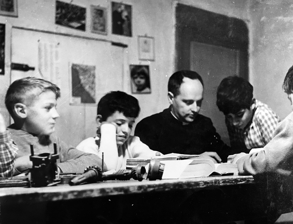 Lezione alla scuola di Barbiana (Archivio Milani, fondo Elena Milani, Fscire).