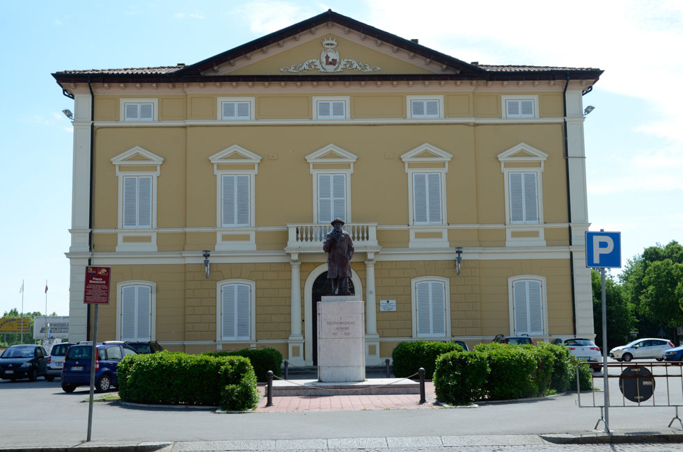 Fig. 1 - Il monumento a Giuseppe Massarenti a Molinella, situato nella piazza omonima. Opera di Luciano Minguzzi.