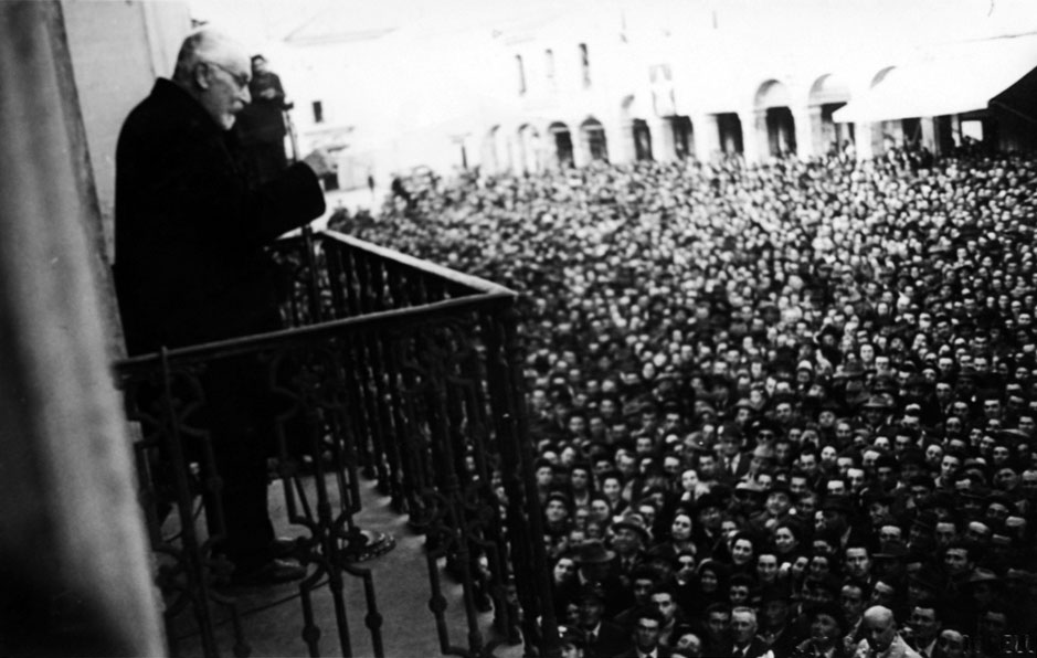 Fig. 2 - Giuseppe Massarenti di ritorno a Molinella il 10 Aprile 1948 si affaccia al balcone del Municipio e parla alla folla pervenuta ad accoglierlo (fotografia dello Studio Scarabelli, collezione Giorgio Golinelli).