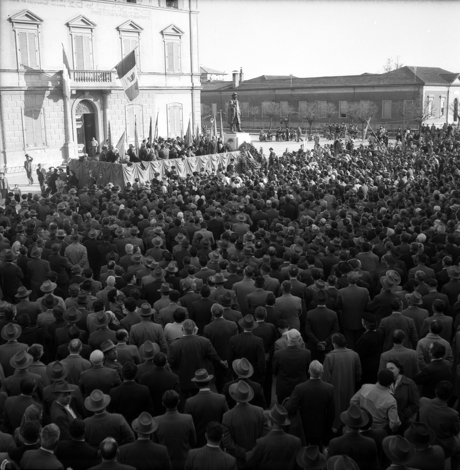 Fig. 5 - 18 Aprile 1953, Molinella, inaugurazione del monumento a Giuseppe Massarenti, fotografia di Studio Camera, Archivio Fotografico della Fondazione Cineteca di Bologna.