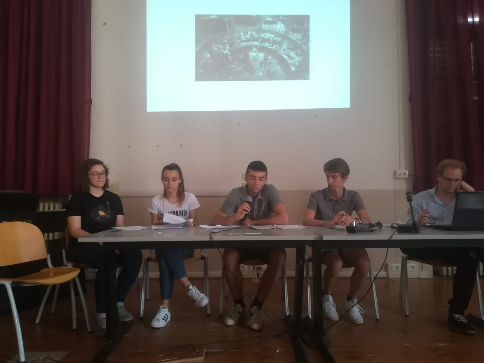 Gruppo di studenti al lavoro sulla strage di Bologna