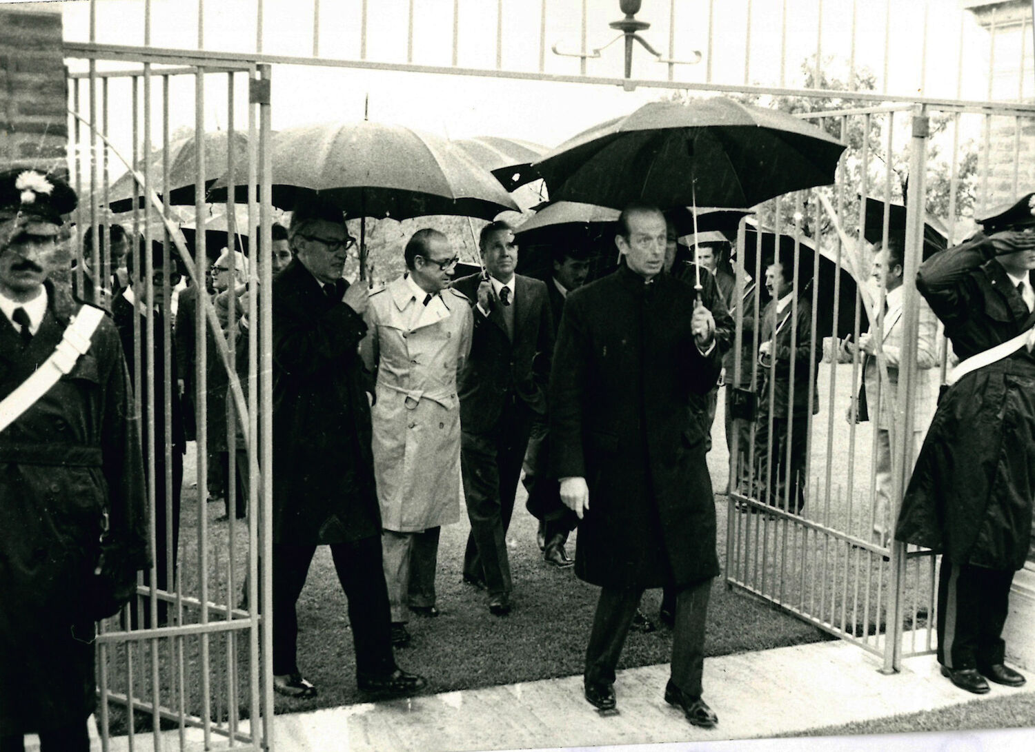 Fig. 8. 15 maggio 1980, Coriano, cimitero alleato, visita di Edward, duca di Kent, presidente della Commonwealth War Graves Commission dal 1970 (al centro con l’ombrello)