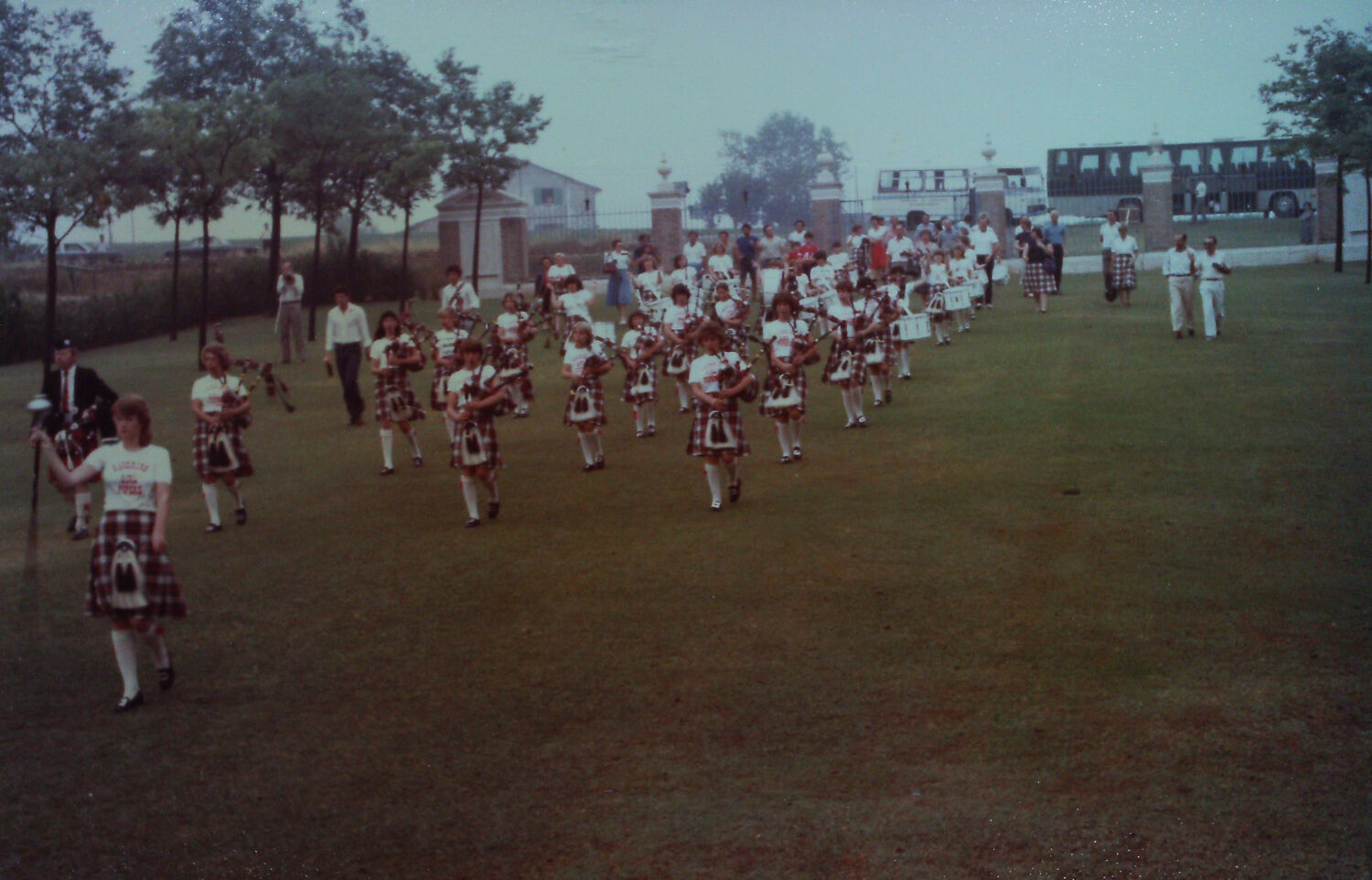 Fig. 9. 17 luglio 1982, Coriano, cimitero alleato, cerimonia con le Havering Girl Pipers