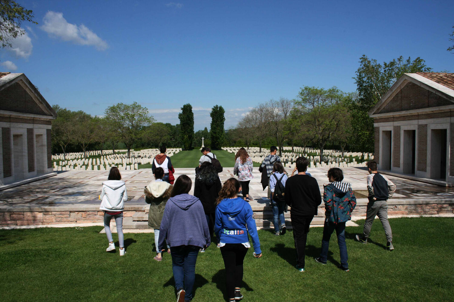 Fig. 12. 30 aprile 2015, Coriano, il cimitero alleato è sempre più luogo della memoria per le scuole