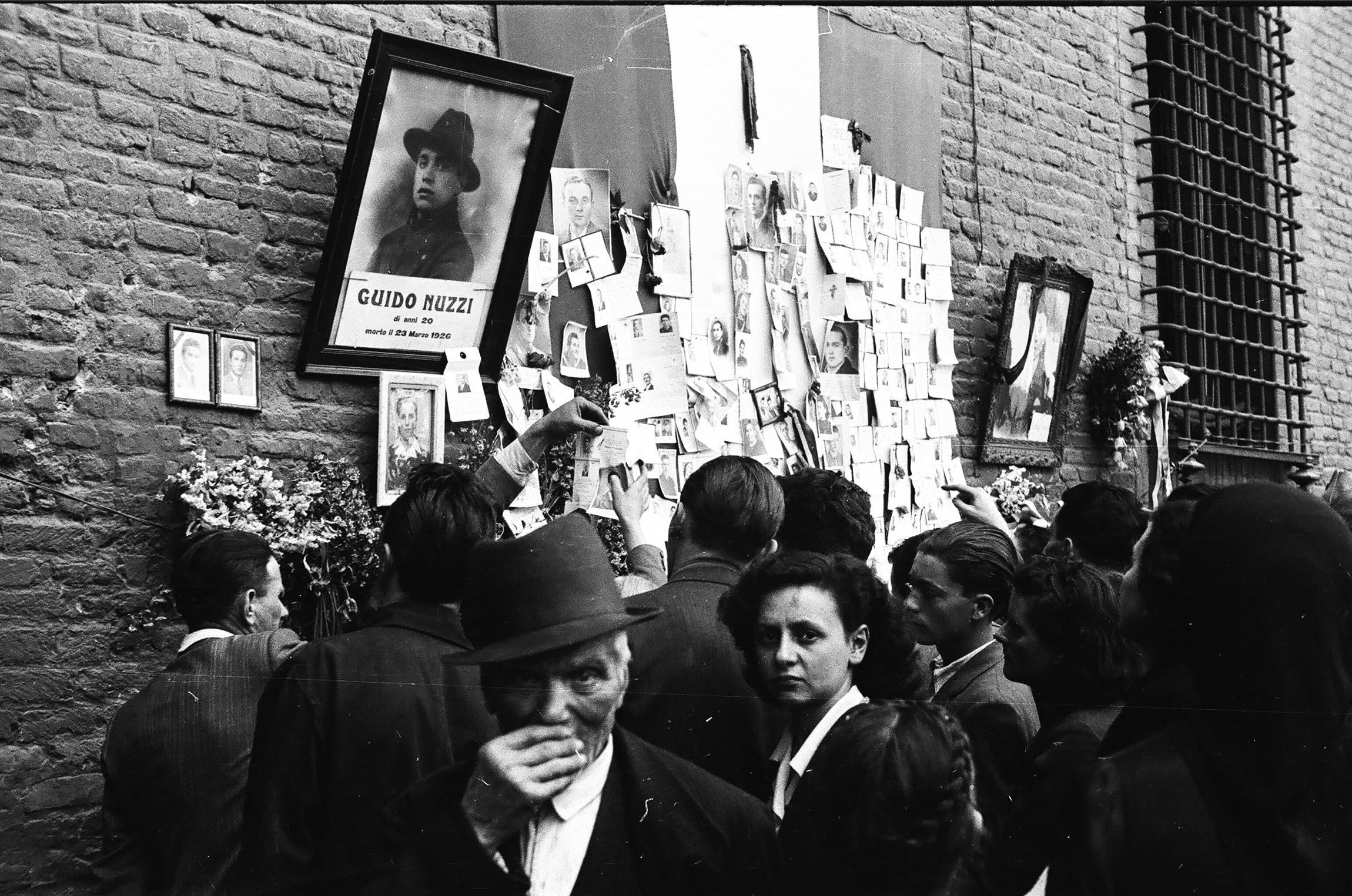 Fig. 14. La costruzione spontanea del sacrario dei caduti partigiani a Bologna, 21 aprile 1945 [foto Ed Reep].