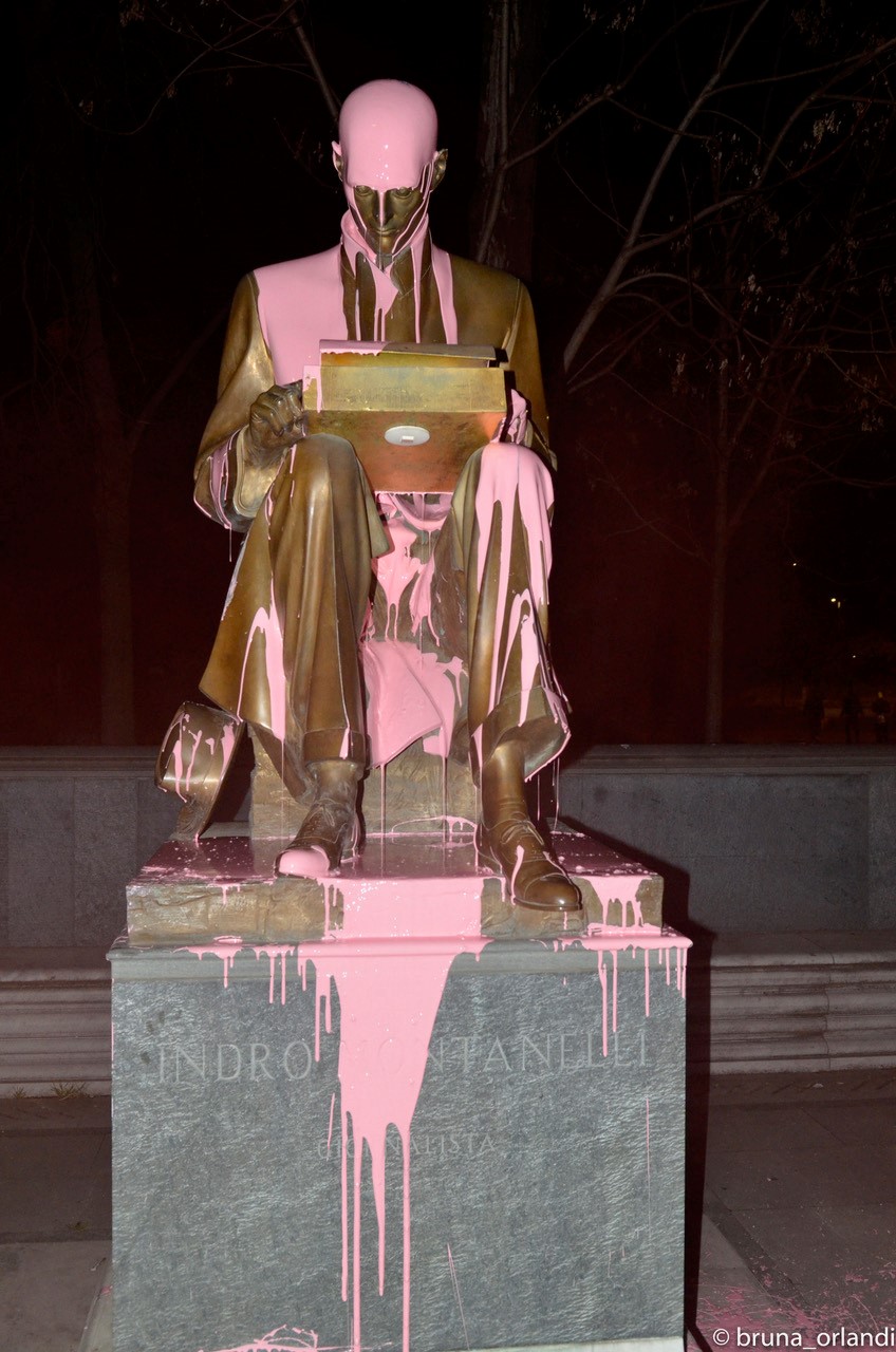 Fig. 3. La statua di Indro Montanelli a Milano dopo le proteste dell’8 marzo 2019 [foto Bruna Orlandi].