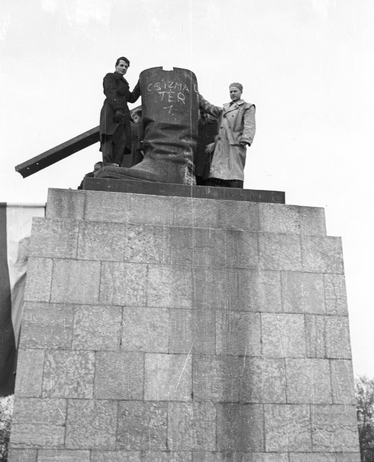 Fig. 8. Monumento a Stalin a Budapest dopo l’abbattimento della statua, 1956 [foto Fortepan / Nagy Gyula - CC-BY-SA 3.0]. ]
