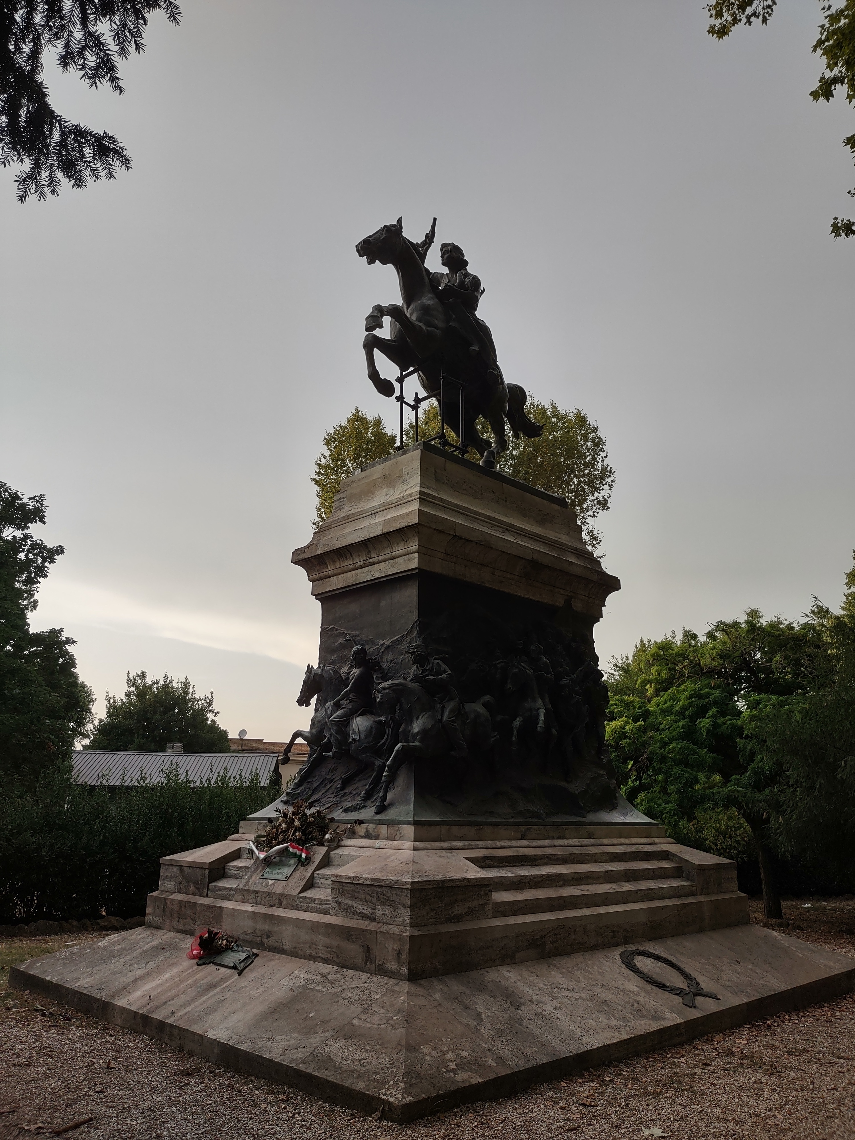 Fig. 1. Mario Rutelli, monumento ad Anita Garibaldi, 1932, Roma. Nel dettaglio Anita guida attraverso le pampas una schiera di combattenti [foto delle autrici].