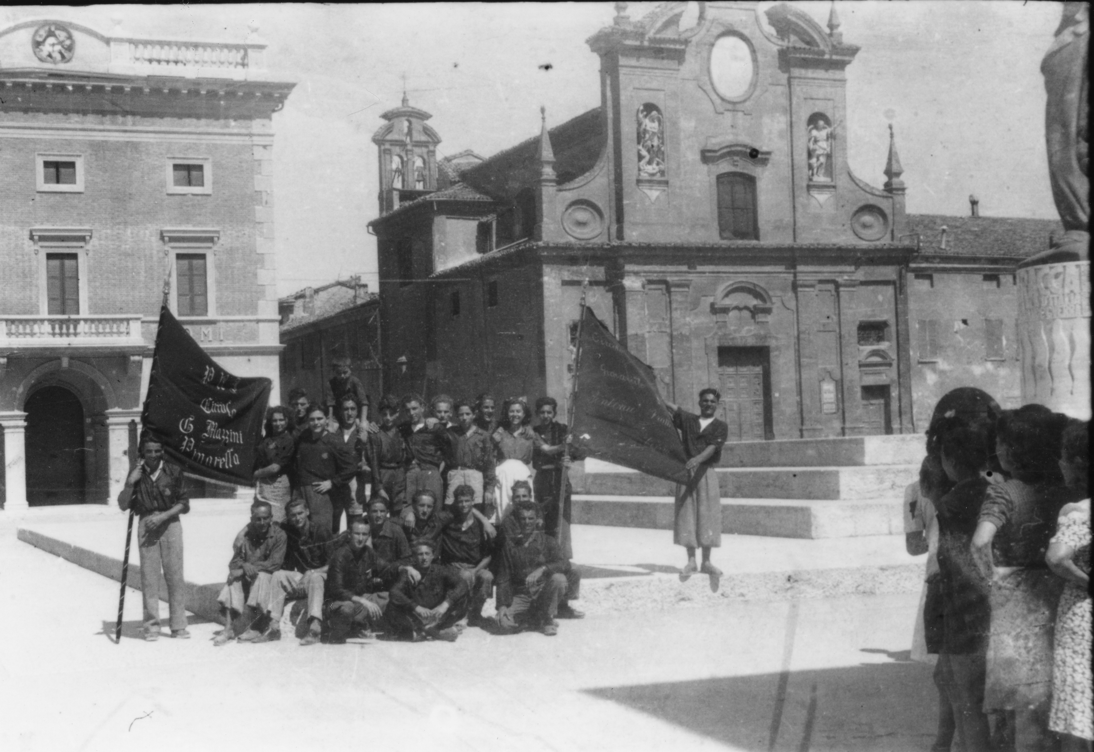Fig. 11. 1944. Esponenti del circolo Pnf di Pinarella in posa in prossimità del monumento a Baracca [foto A. Giovannini, Archivio Istituto storico Ravenna].