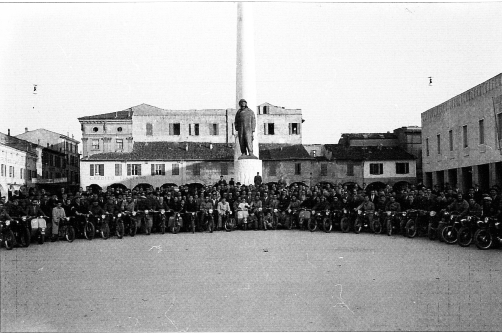 Fig. 15. Motociclisti del Moto club Francesco Baracca ai piedi del monumento, 1946 [foto Paolo Guerra, Archivio Paolo Guerra Lugo per gentile concessione di Giacomo Casadio].