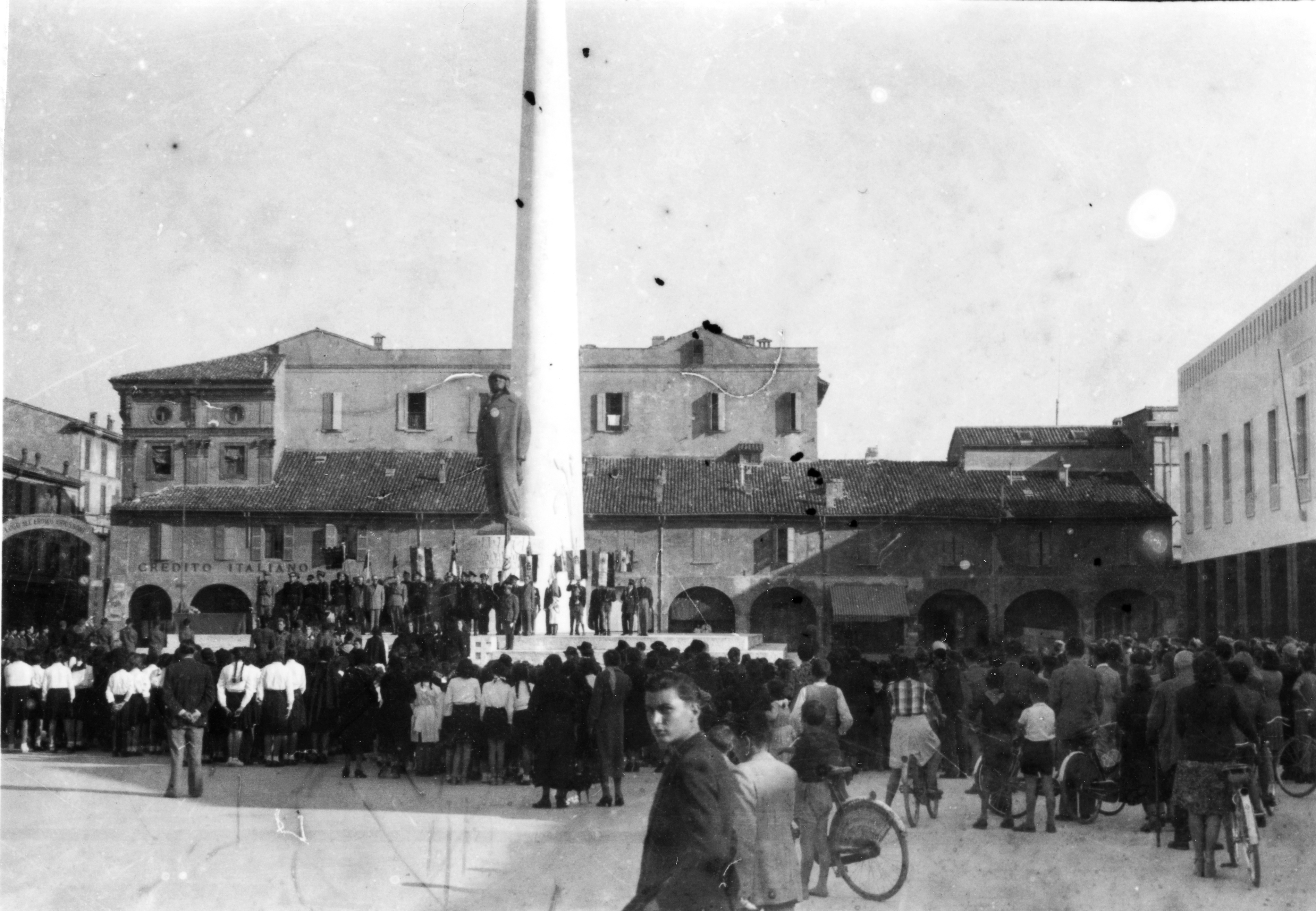 Fig. 10. Manifestazione fascista [Foto A. Giovannini, Archivio Istituto storico Ravenna].