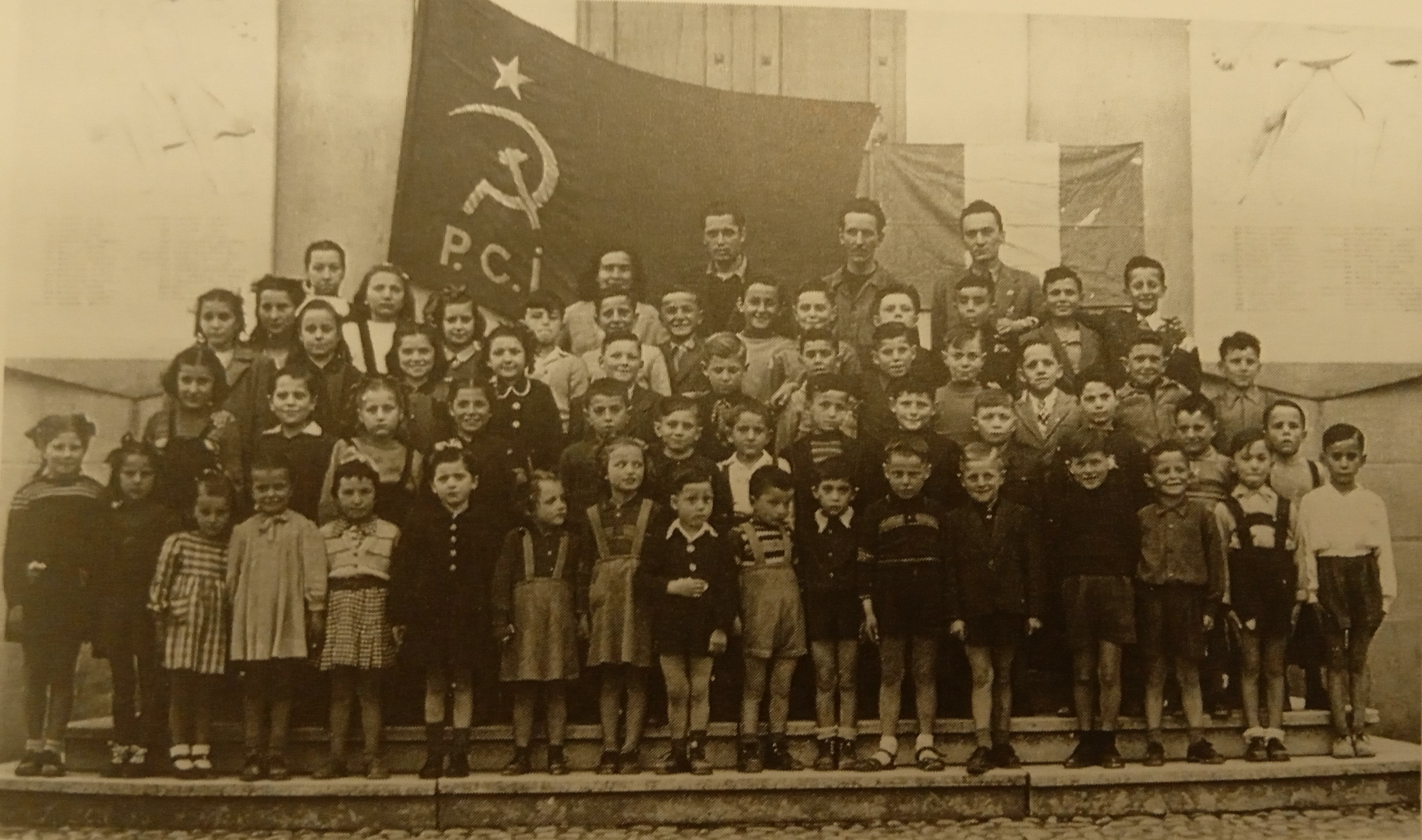 Fig. 2. Bambini napoletani ospitati a Cavriago nel 1946 [Archivio storico Comune di Cavriago].