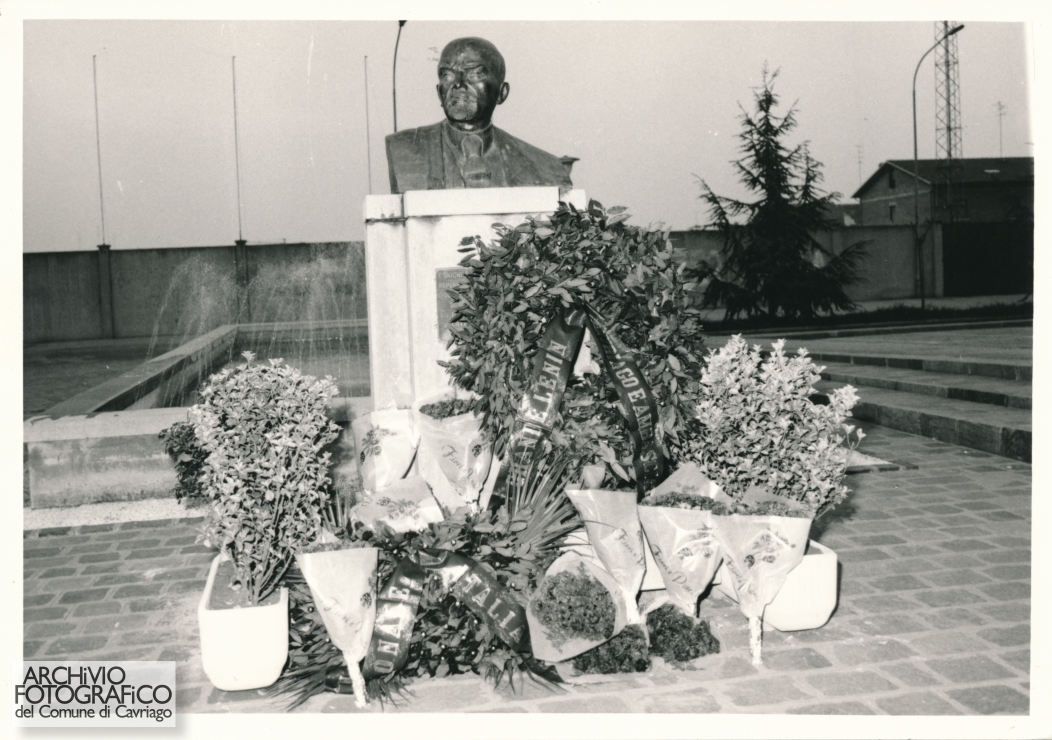 Fig. 8. Il busto in occasione di un anniversario, forse 1981 [Archivio storico Comune di Cavriago].