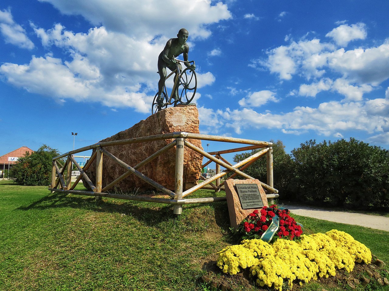 Fig. 4. Fig. 4. Il monumento dedicato a Marco Pantani a Cesenatico [foto Propoli87, Wikimedia Commons licenza Creative Commons Attribuzione-Condividi allo stesso modo 4.0].