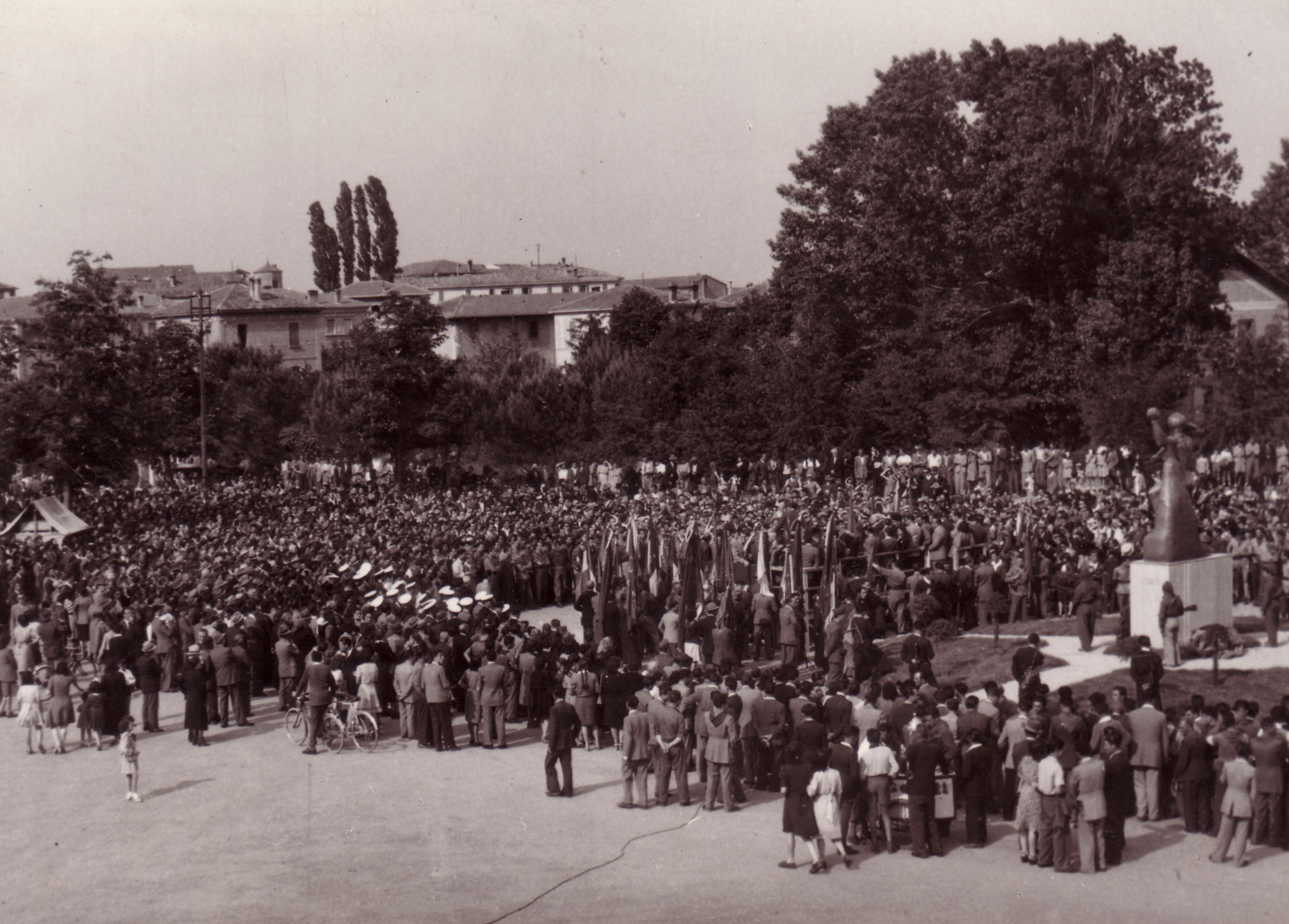Fig. 2. Autorità e popolo all’inaugurazione del monumento in viale Dante, Imola, 12 maggio 1946 [Cidra].
