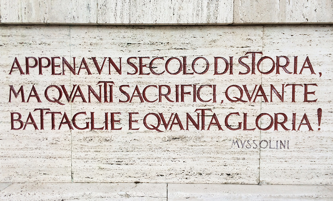 Fig. 2. Publio Morbiducci, “Monumento al bersagliere”, Porta Pia, Roma (1932). Dettaglio con una citazione di Benito Mussolini, il cui nome è stato rimosso e poi colorato di nuovo in tempi recenti [foto Sofia Nannini, 2021].