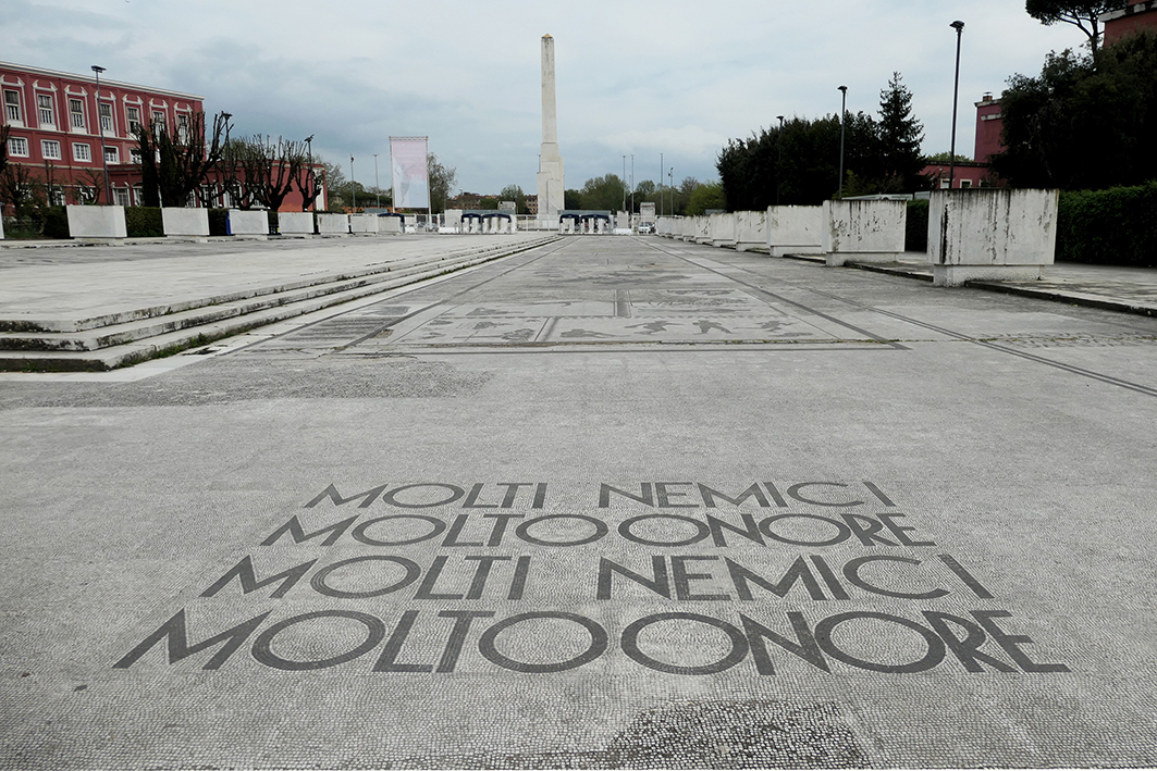 Fig. 7. Mosaici al Foro italico, con l’obelisco “Mussolini Dux” sullo sfondo [foto Sofia Nannini, 2022].