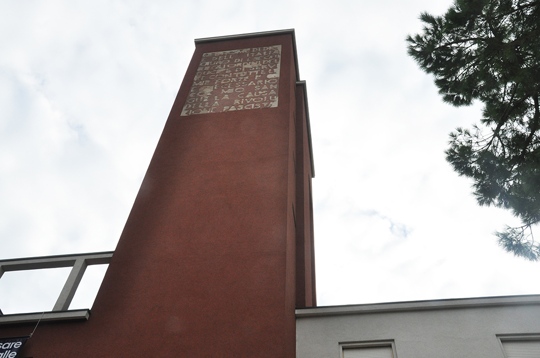 Fig. 9b. Il giuramento fascista sulla torre dell’ex Casa della Gil dopo il restauro [foto Sofia Nannini, 2015].